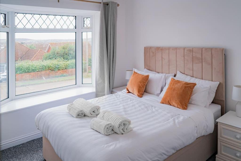 Tu Casa , A Beautiful & Peaceful 4 Bedroom House With Garden, Bbq Area , Ev & Parking * Brighton