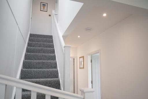 Tu Casa , A Beautiful & Peaceful 4 Bedroom House With Garden, Bbq Area , Ev & Parking
